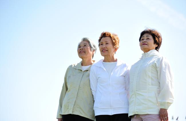 Asian woman threesome of elderly overlooking the sky