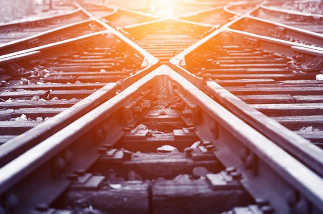 Image of two train tracks crossing.